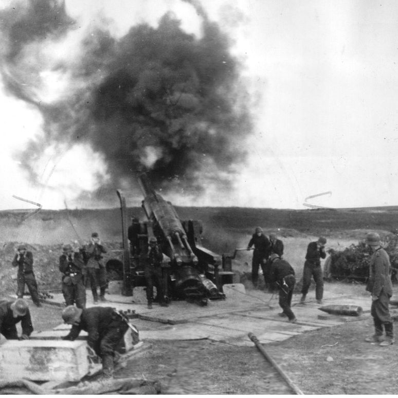 1920px-Ciężkie_działo_artyleryjskie_na_pozycji_pod_Leningradem_(2-862)