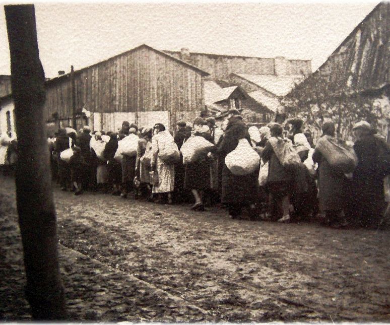 1920px-Jędrzejów._Ul._Strażacka._Pierwszy_transport_Żydów_z_getta_do_n