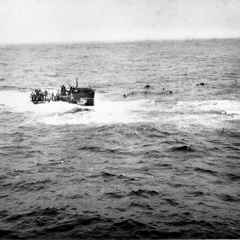 1920px-U-550_crew_abandons_ship