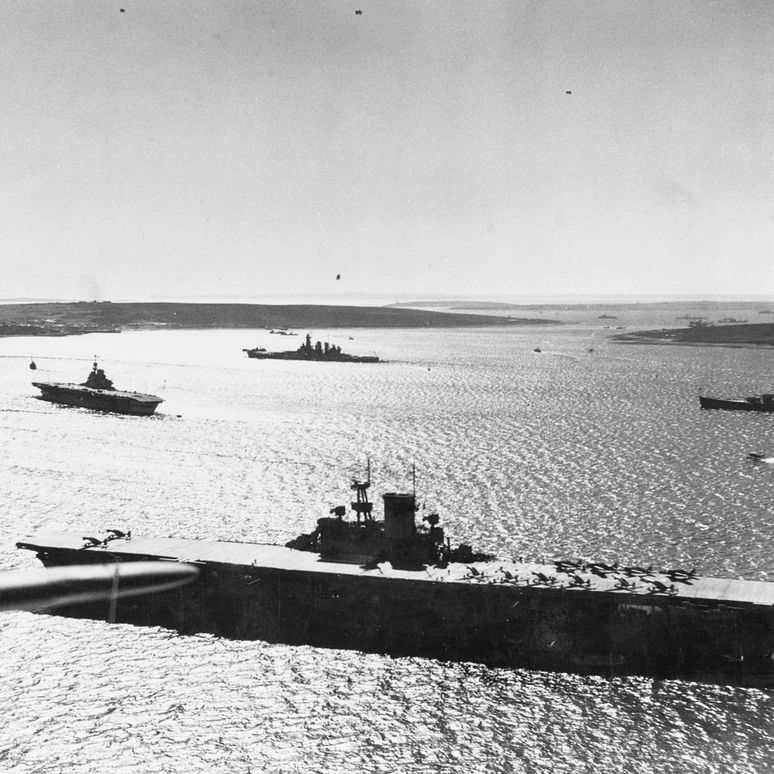 1920px-USS_Wasp_(CV-7)_with_other_warships_at_Scapa_Flow_in_April_1942