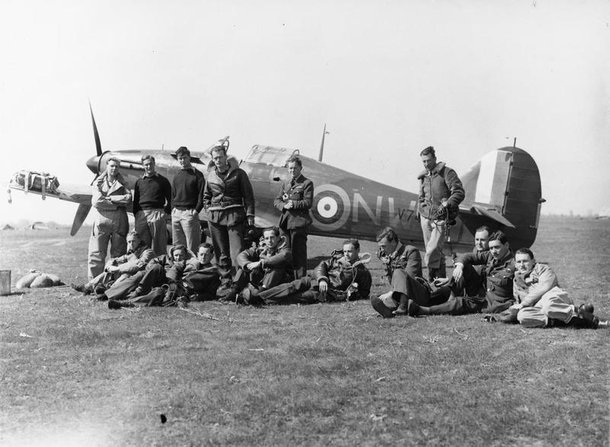 Pattle (sjette fra højre, hvilende på venstre albue), med 33 Squadron ca. 1941.