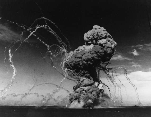 Det amerikanske ammunitionsskib SS Robert Rowan eksploderer efter at være blevet ramt af et tysk bombefly fra Gela, Sicilien,