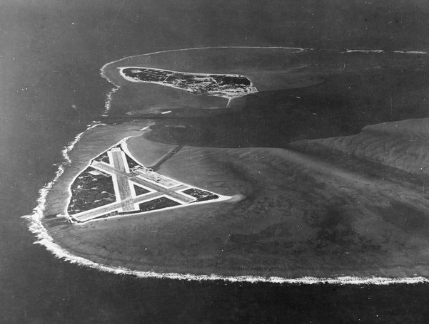 Et luftfoto af atollen Midway, taget nogle måneder før det japanske angreb