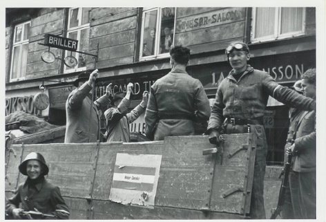 Medlemmer af Holger Danske-gruppen anholder mistænkte nazi-sympatisører i maj 1945.