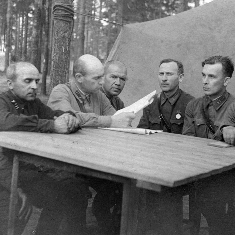 August_20._1942._Officers_of_the_Leningrad_Front_listen_to_news_from_t