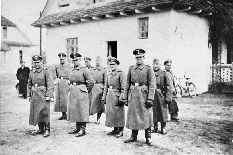 Lejrens SS-stab, 1942. Fra højre til venstre: Heinrich Barbl, Artur Dachsel, Lorenz Hackenholt, Ernst Zierke og Karl Gringers
