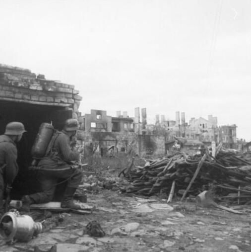 Bundesarchiv_Bild_101I-083-3371-11,_Stalingrad,_Infanterie_mit_Flammen