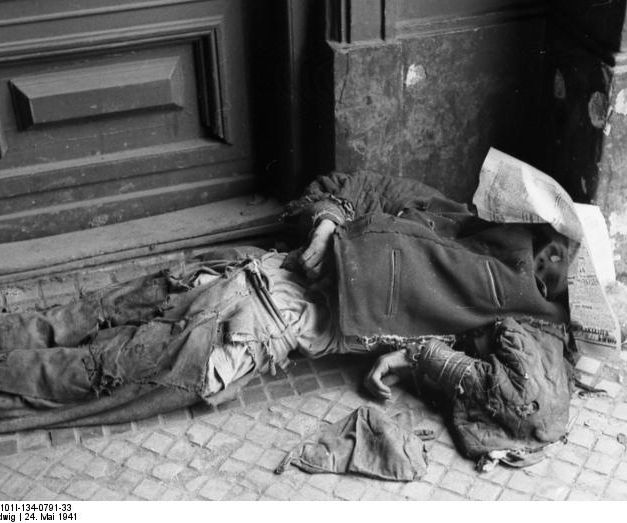 Bundesarchiv_Bild_101I-134-0791-33,_Polen,_Ghetto_Warschau,_Liegender_