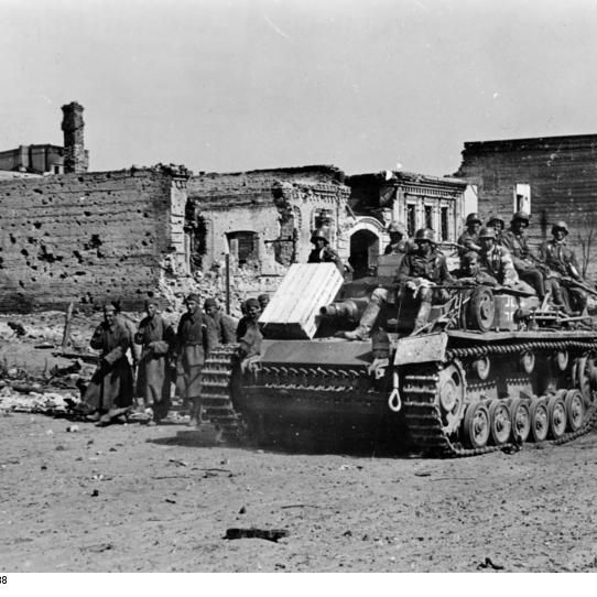 Bundesarchiv_Bild_183-B22188,_Russland,_Kampf_um_Stalingrad,_Sturmgesc