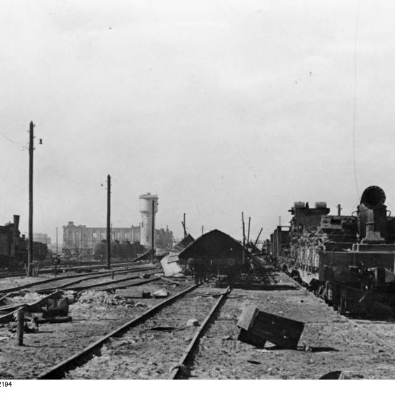Bundesarchiv_Bild_183-B22194,_Russland,_Kampf_um_Stalingrad,_Bahnanlag
