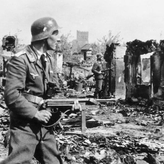 Bundesarchiv_Bild_183-B22478,_Stalingrad,_Luftwaffen-Soldaten_in_Ruine