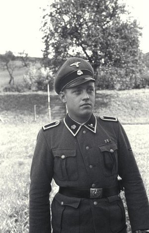 En Scharführer fra SS-TV i Mauthausen. Uniformsjakken har afdelingens Dødningehovedemblem.
