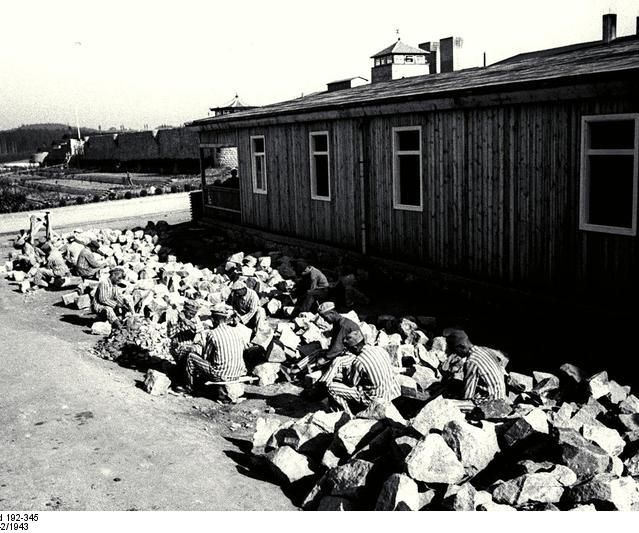 Bundesarchiv_Bild_192-345,_KZ_Mauthausen,_Werkstattbaracke
