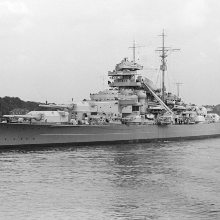 Bundesarchiv_Bild_193-04-1-26,_Schlachtschiff_Bismarck