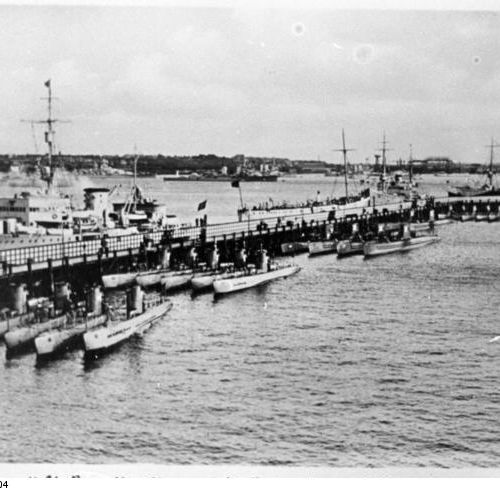 Bundesarchiv_DVM_10_Bild-23-63-04,_Kiel,_Tirpitzmole_mit_U-Booten