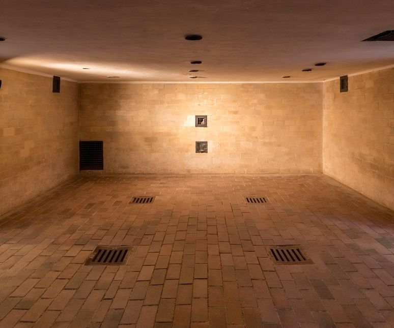 Cámara_de_gas,_nuevo_crematorio,_campo_de_concentración_de_Dachau,_Ale