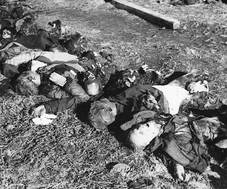 Corpses_found_at_Klooga_concentration_camp_02