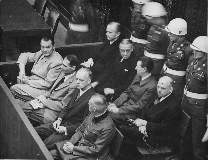 Rudolf Hess ses her som nummer to fra venstre på forreste række ved krigsforbryderdomstolen i Nürnberg