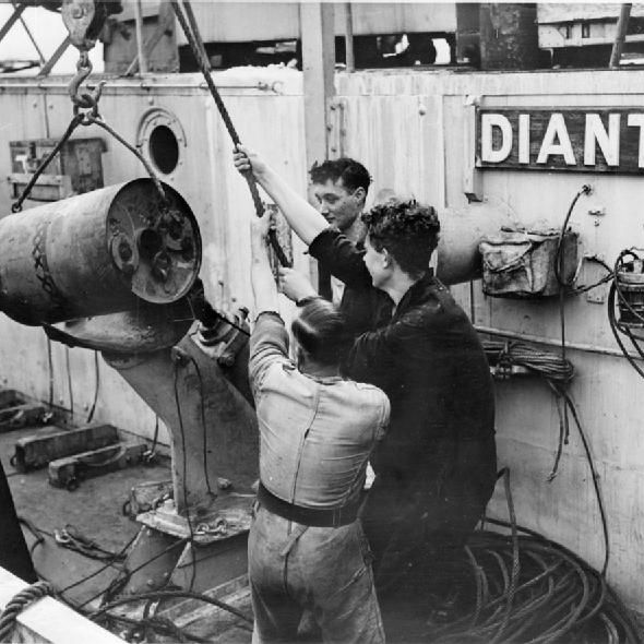 En dybdebombe bliver placeret i en dybdebombemortér om bord på korvett