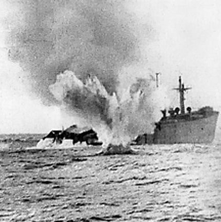 En ubåd sender granater mod et handelsskib, som har holdt sig flydende