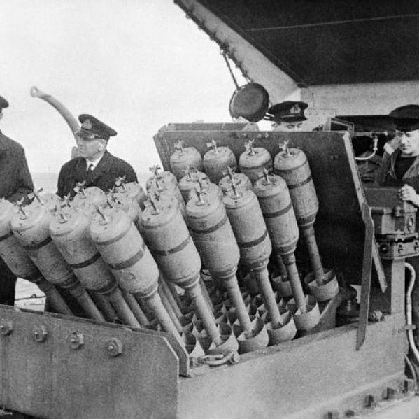 Et pindsvin, en anti-ubåds morter med 24 løb på fordækket af destroyer