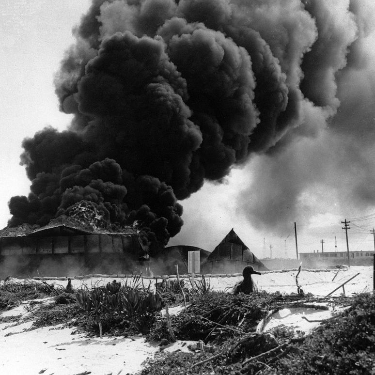 G17056_Oil_tanks_burn_at_Midway_after_japanese_attack_4_june_1942