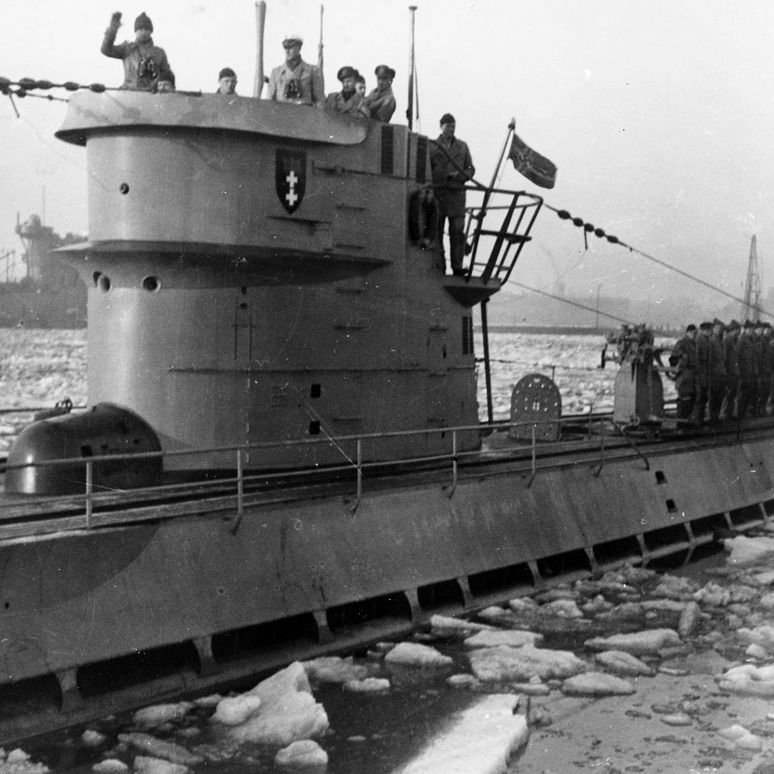 German_type_IX_submarine_docking_at_Tromsø,_Norway,_during_World_War_I