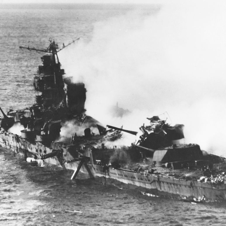 Japanese_heavy_cruiser_Mikuma_sinking_on_6_June_1942_(80-G-414422)