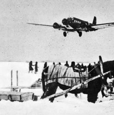 Ju_52_approaching_Stalingrad_late_1942