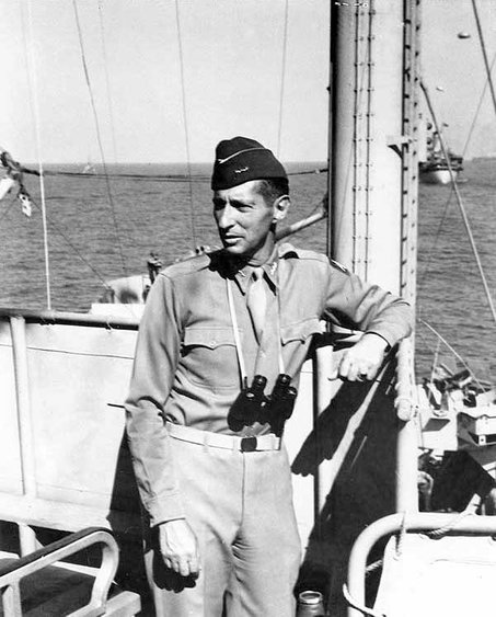 Den amerikanske general Mark Wayne Clark om bord USS Ancon under landgangen ved Salerno i Italien den 12. september 1943.