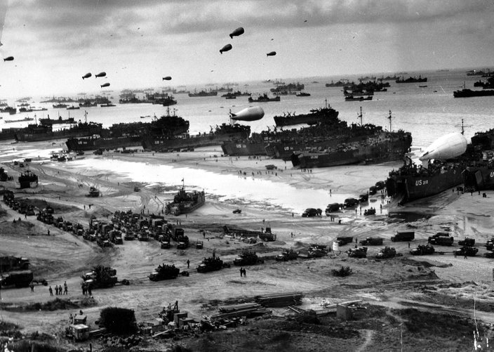 Landgangsskibe losser forsyninger på Omaha Beach under opmarchen inden udfaldet fra brohovedet.
