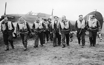 303 squadron pilots, 1940.Fra venstre: P/O Mirosław Ferić, Flt Lt Kent, F/O Grzeszczak, P/O Radomski, P/O Jan Zumbach, P/O Łu