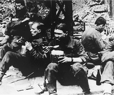 SS eating warsaw ghetto uprising