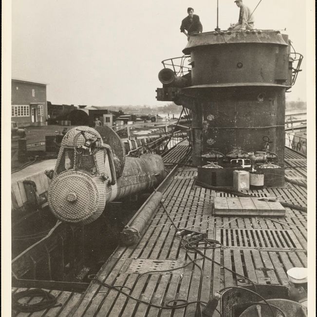 Surrendered_German_submarine_at_Portsmouth_in_close-up_-_DPLA_-_afd413