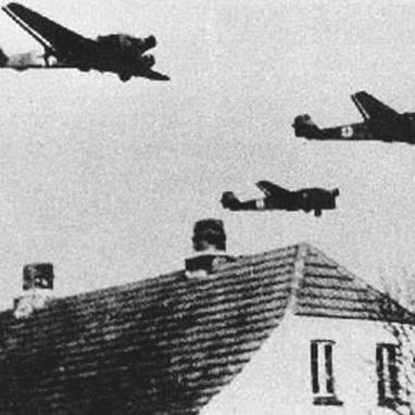 Tyske Junkers Ju 52 transportfly flyver ind over Danmark om morgenen 9