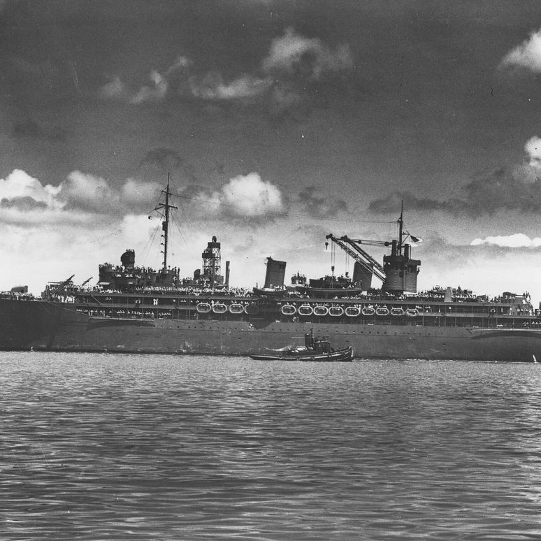 USS_Fulton_(AS-11)_at_Pearl_Harbor,_Oahu,_Hawaii_(USA),_on_8_June_1942