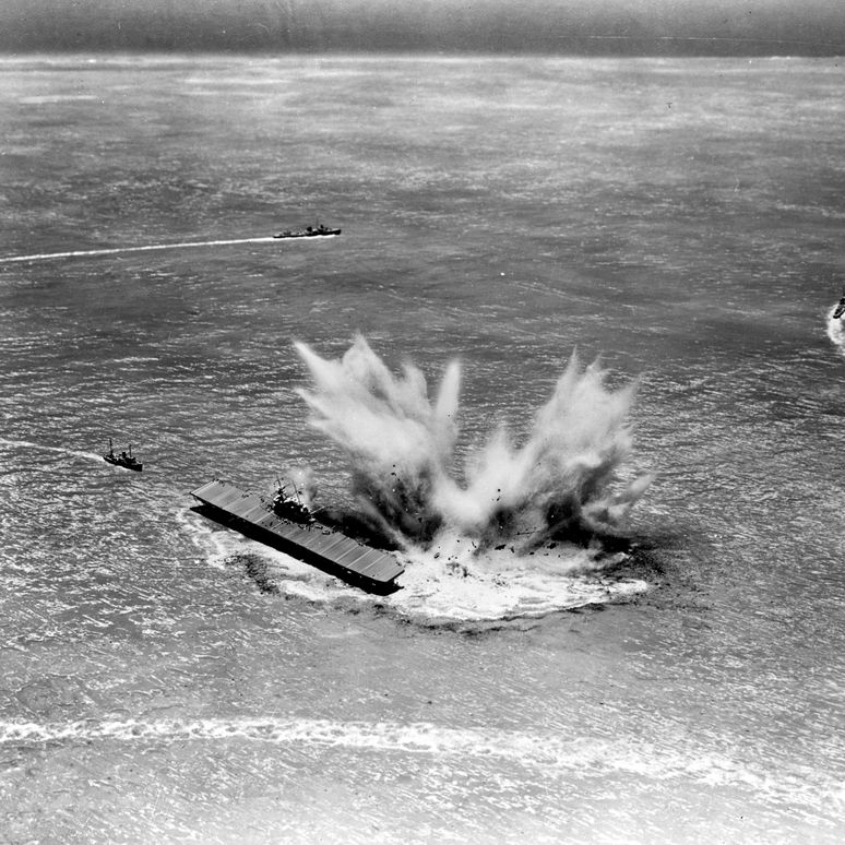 USS_Hammann_DD-412_sunk-depth_charges_exploding_near_Yorktown