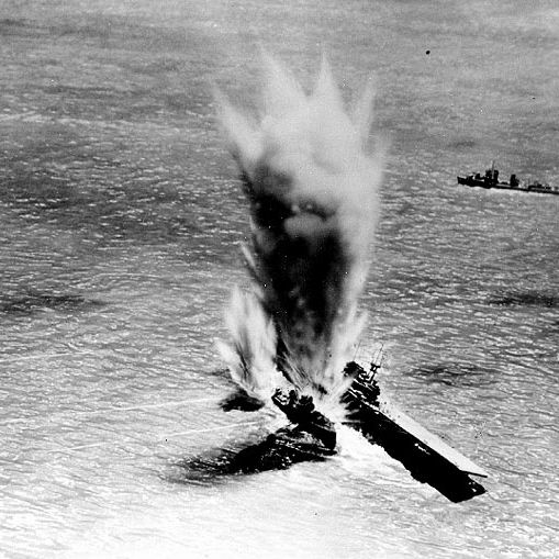 USS_Hammann_alongside_USS_Yorktown-both_torpedoed