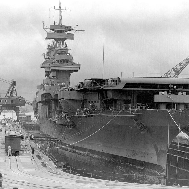 USS_Yorktown_(CV-5)_in_a_dry_dock_at_the_Pearl_Harbor_Naval_Shipyard,_