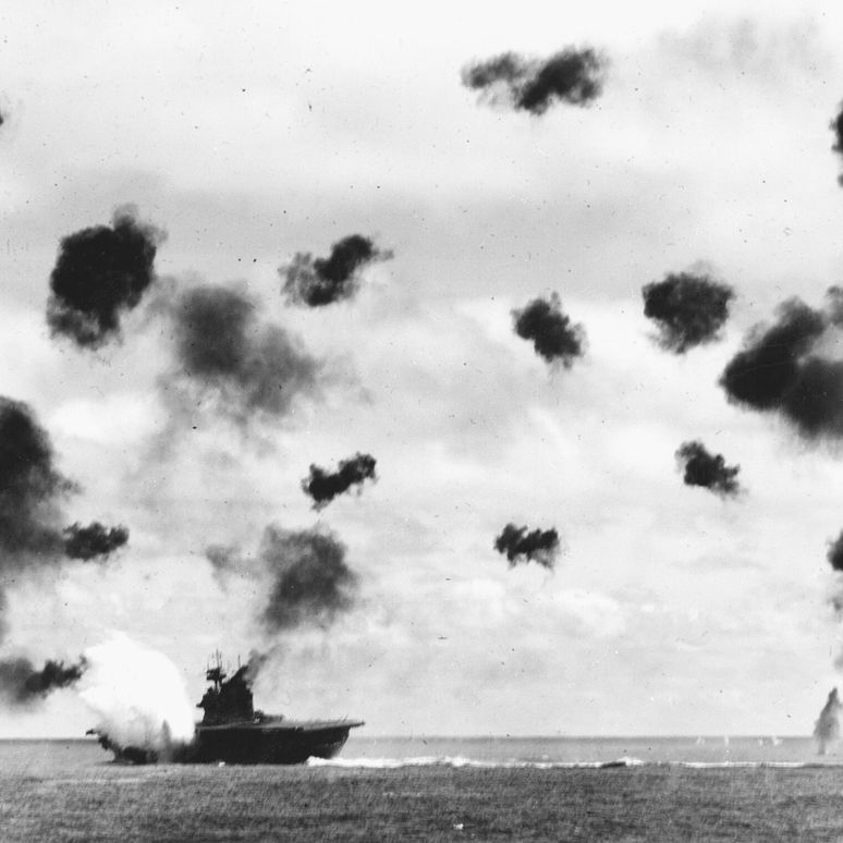 USS_Yorktown_(CV-5)_is_hit_by_a_torpedo_on_4_June_1942 (1)