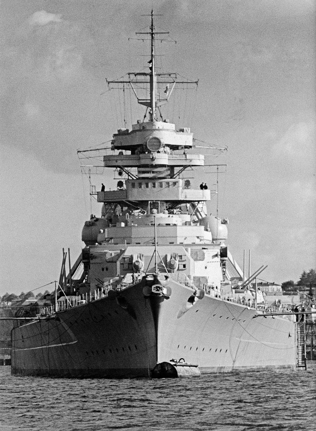 1024px-German_Battleship_Tirpitz