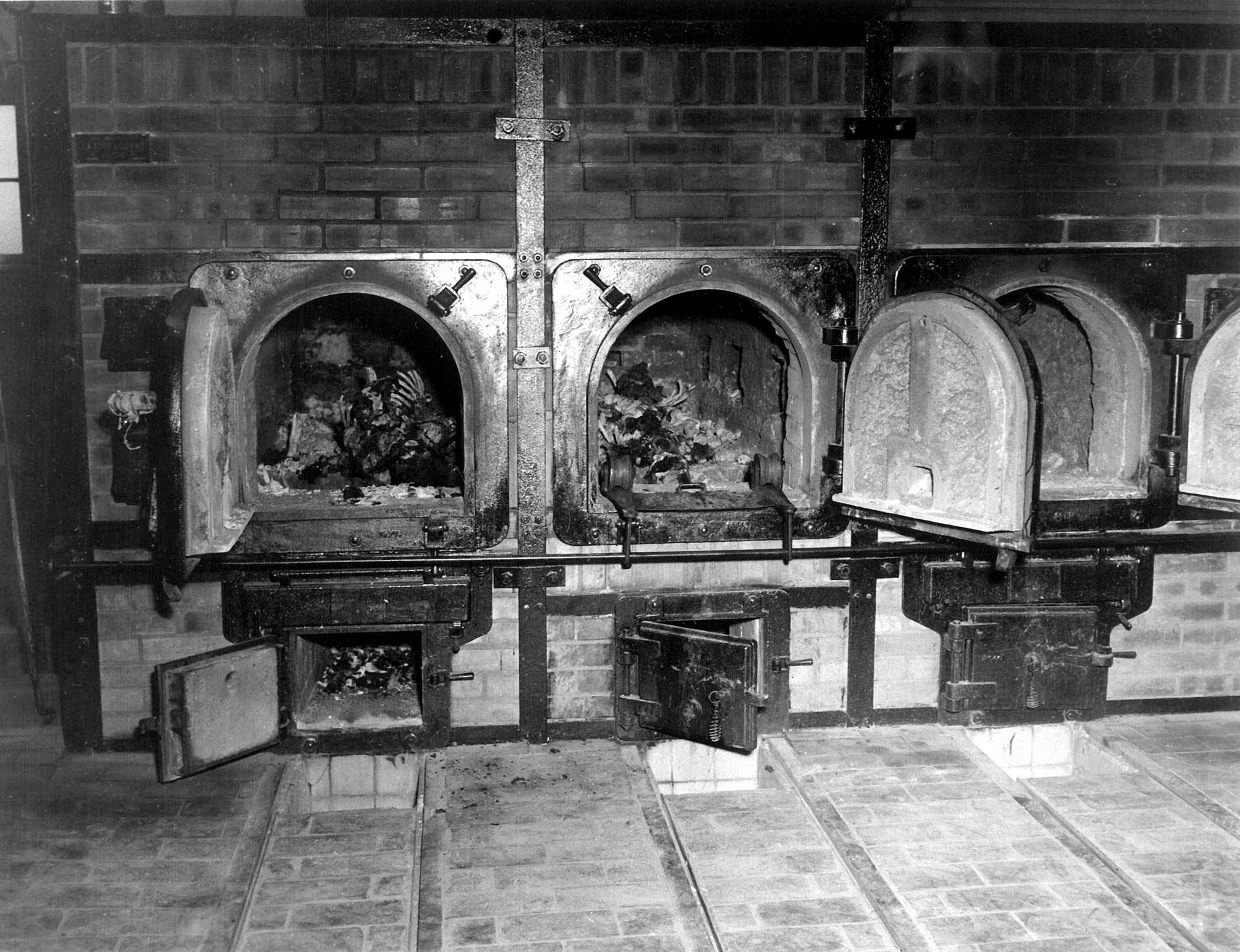 1920px-Bones_of_anti-Nazi_German_women_still_are_in_the_crematoriums_i