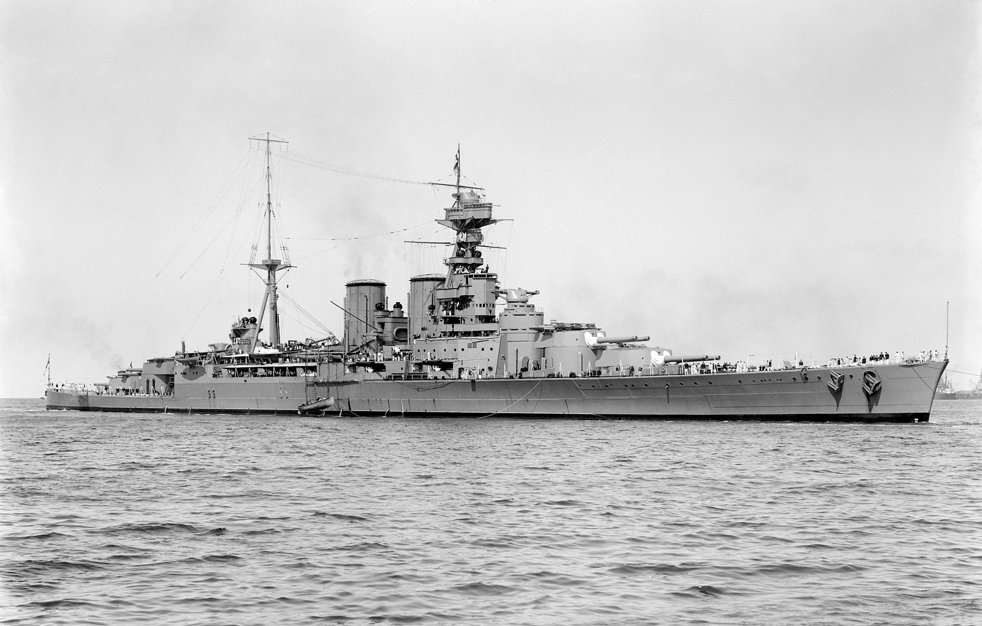 1920px-HMS_Hood_(51)_-_March_17,_1924