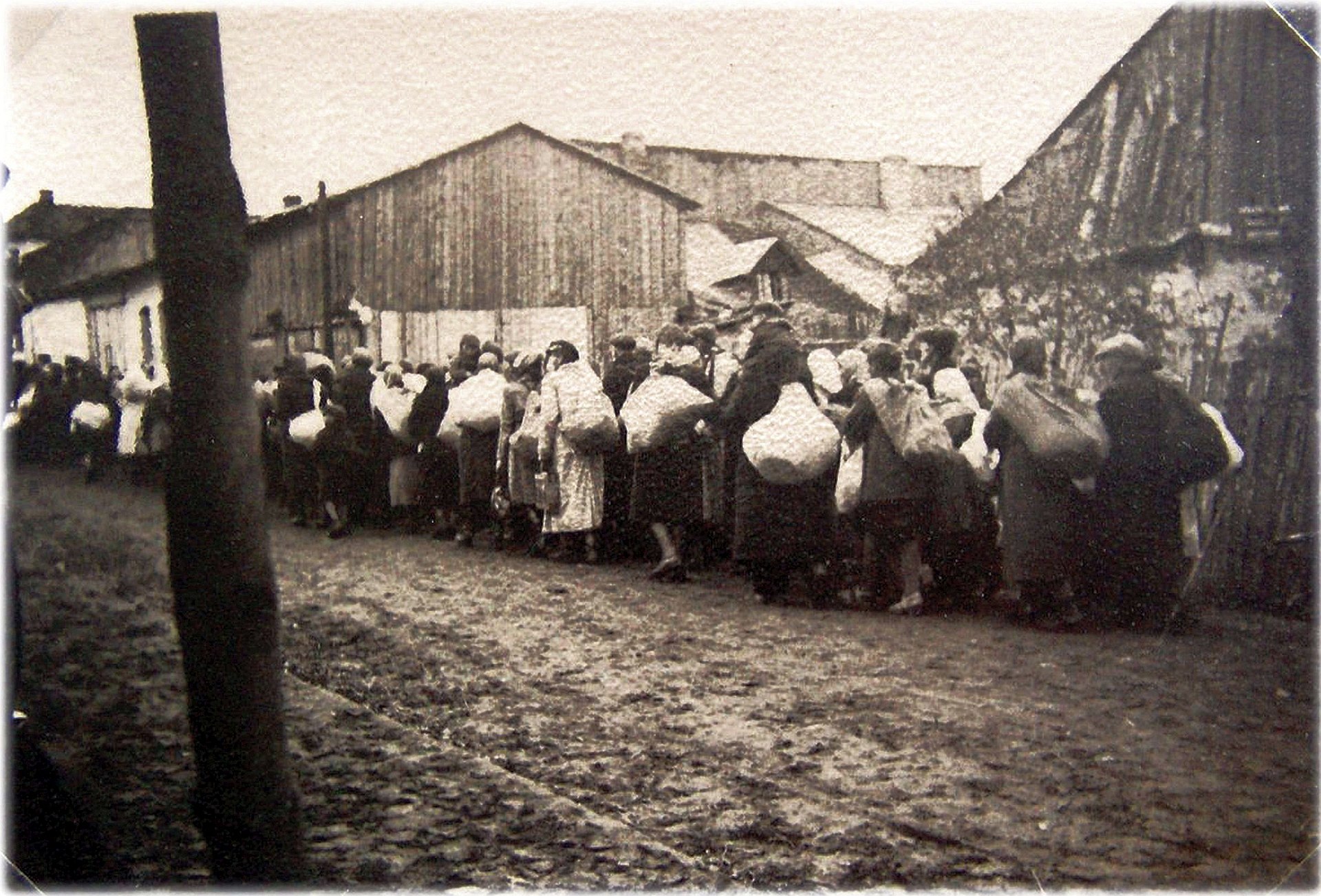 1920px-Jędrzejów._Ul._Strażacka._Pierwszy_transport_Żydów_z_getta_do_n