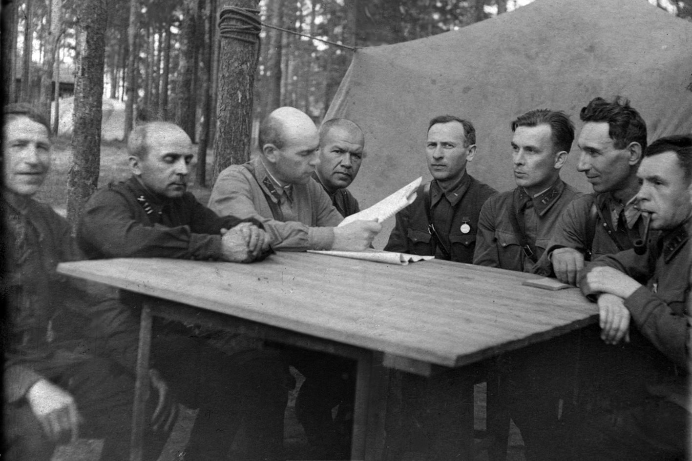 August_20._1942._Officers_of_the_Leningrad_Front_listen_to_news_from_t