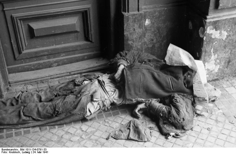 Bundesarchiv_Bild_101I-134-0791-33,_Polen,_Ghetto_Warschau,_Liegender_