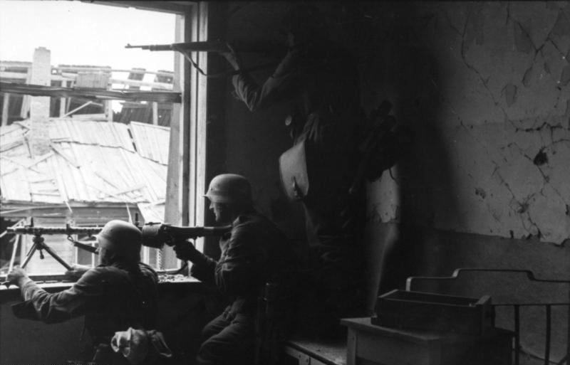 Bundesarchiv_Bild_101I-617-2571-04,_Stalingrad,_Soldaten_beim_Häuserka