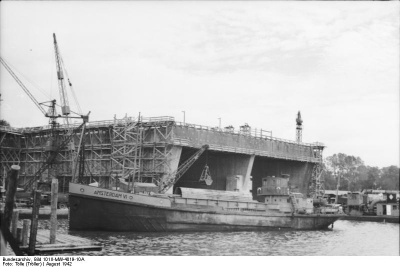 Bundesarchiv_Bild_101II-MW-4019-10A,_Frankreich,_U-Bootbunker