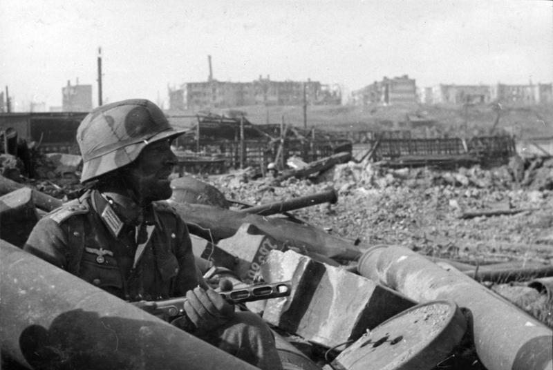 Bundesarchiv_Bild_116-168-618,_Russland,_Kampf_um_Stalingrad,_Soldat_m