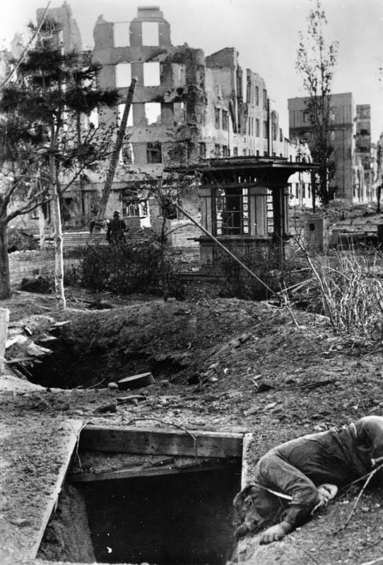 Bundesarchiv_Bild_183-B22436,_Russland,_Kampf_um_Stalingrad,_Ruinen